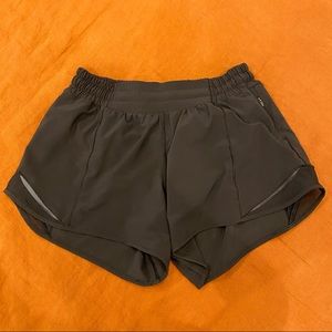Lululemon Hotty Hot Low Rise Short 4" (Size 6)